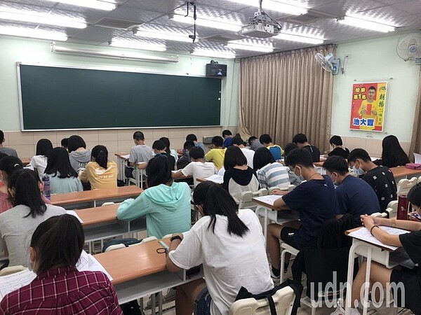 學生進補習班不但要戴口罩,還要量額溫。記者鄭國樑/攝影