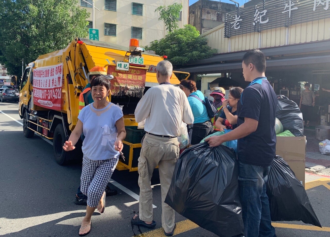 垃圾車停靠被迫部分在慢車道內，民眾蜂擁而上倒垃圾，經過人車得特別注意安全。記者徐如宜／攝影