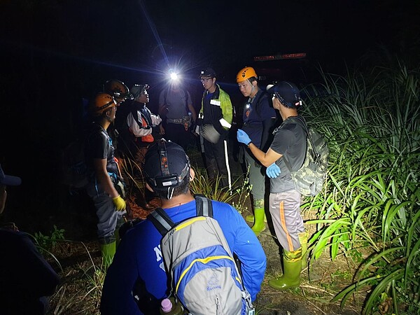 登山客新北雙溪區豎旗山迷路受困獲救,消防提5保命要招。記者游明煌/翻攝