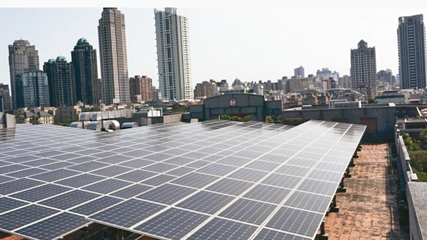 台中市推動再生能源占總發電量一成一，占比六都最高。圖／中市經發局提供