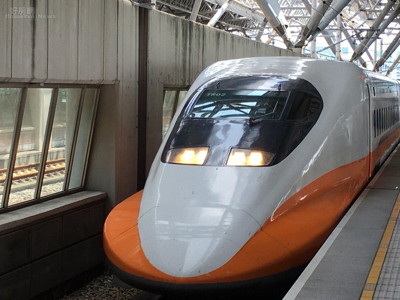 高鐵列車進站。(圖/好房網News記者羅力元攝影)