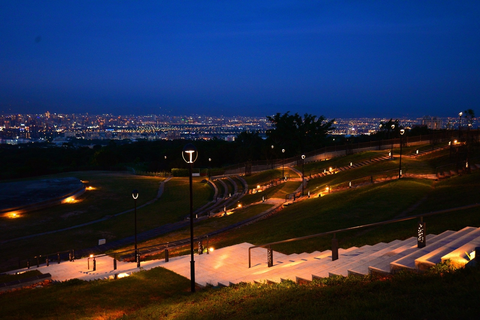 望高寮夜景公園利用既有地形，動線優化設計，輔以「光」點綴。圖／台中市建設局提供