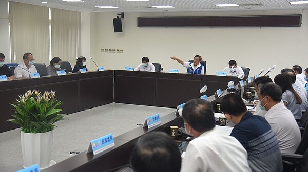 七彩吊橋路陡酷熱,林明溱指示增設友善步道及噴霧降溫。圖/南投縣政府新聞及行政處提供