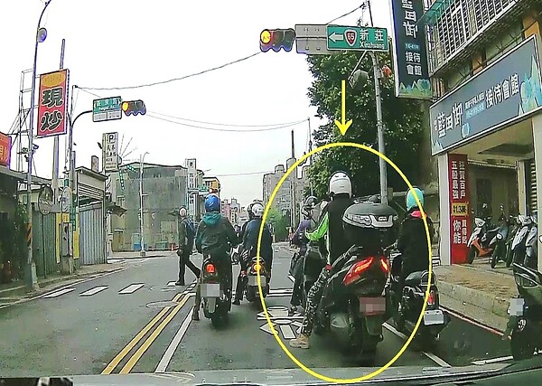 汽車或黃紅牌大型重機車在停等紅燈時,占用機車停等區停放,若經民眾檢舉、警察舉發,可依道路交通處罰條例第60條第2項第3款,開罰1200元。圖/新北交通局提供