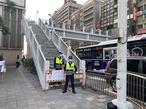 忠孝陸橋及忠孝西路將出現懸日景象,警方提醒民眾不要妨礙交通以免受罰。圖/記者廖炳棋翻攝