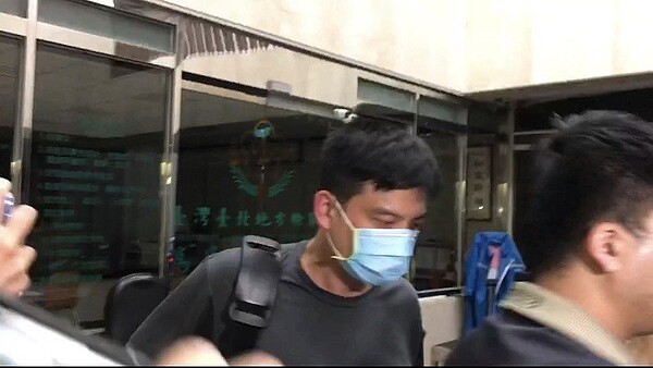 李姓中校(右二)今年2月支援擔任口罩製作督導官期間,涉嫌與張姓上士一同盜取口罩,兩人11日深夜遭依貪汙罪移送北檢複訊。記者賴佩璇/攝影