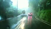 桃園大雨　落石砸車