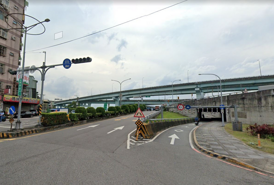 新北交通局指出,城林橋在土城區城林路上橋端,設置機車引道將汽、機車分流,上橋端號誌桿及機車引道門架上分別設有「汽車、重機」及「機車」的車種專用標誌。圖/新北交通局提供