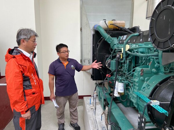 米克拉颱風威脅，水利局局長韓榮華（左一）下午視察抽水站相關防颱作業。記者謝進盛／翻攝