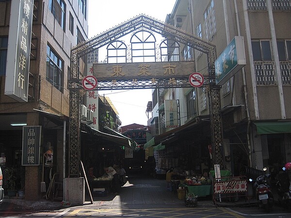 為維護攤位使用的公平性並提供民眾更安全及舒適的購物環境,依零售市場管理條例嚴格禁止轉租行為。示意圖/翻攝自維基百科