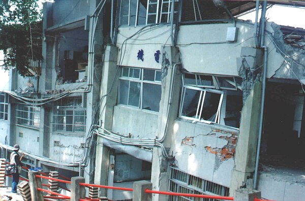 東勢實驗教育園區是東勢高工的舊址,因921地震破壞校舍,東勢高工已搬離現址,圖為921地震東勢高工倒塌情形。圖/台中市教育局提供