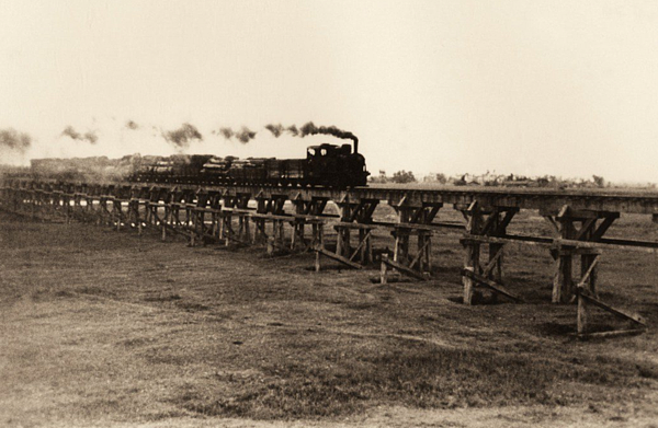 縣政府將把天長地久、竹林段列為太平山森鐵的優先復建路段，圖為早年森鐵行駛的舊貌。圖/羅東林管處提供