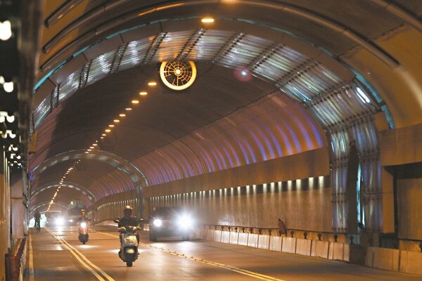 今年1月才啟用的辛亥隧道區間測速，截至4月底取締1萬4978件超速。聯合報系資料照