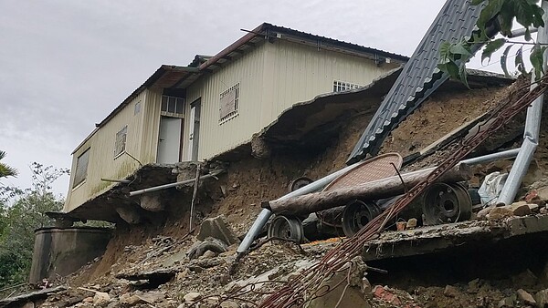 台東太麻里鄉金針山累積204毫米雨量，造成山區一處邊坡擋土牆倒塌，1戶民宅地基掏空，幸無人傷亡。記者尤聰光／翻攝