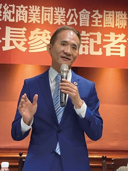 台北市公會榮譽理事長黃鵬䛥宣布參與全聯會理事長，為原本內定張世芳接棒的選情投下震撼彈。圖／郭及天