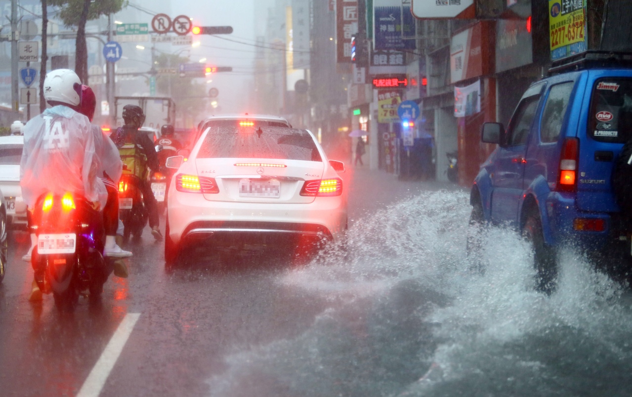 受米克拉颱風外圍環流影響，北部地區昨天午後下了一場大雷雨，部分路面嚴重積水、車輛回堵。 記者杜建重／攝影