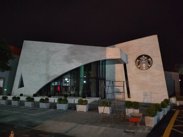 南科周遭發展迅速，星巴克咖啡台南新市門市周五將開幕，白色牆面外觀醒目。記者謝進盛／攝影