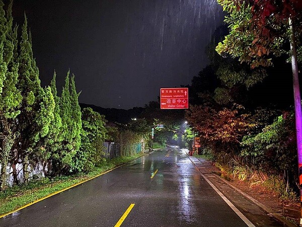 因應大量觀星人車潮,北市交通局將針對仰德大道、至誠路沿線路口、擎天崗及冷水坑等地點加強交通疏導。圖/北市交通警察大隊提供