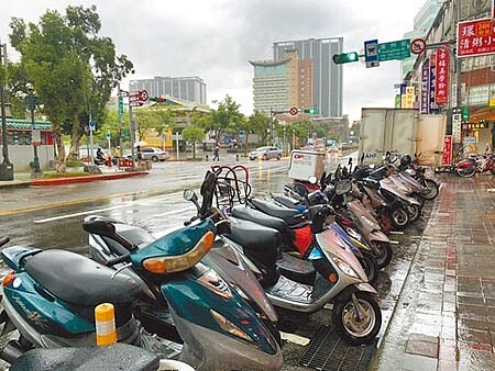 台北市今年將啟動第二階段捷運站周邊機車格收費,納入捷運板南線與淡水線。(張薷攝)