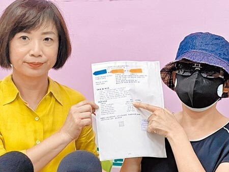 49歲的何姓婦人(右)因罹癌去年10月開始在盛唐中醫服藥調養,8月5日確診鉛中毒,她在立委何欣純陪同下,出面說明自己就醫歷程。(馮惠宜攝)