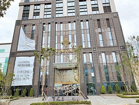 高雄洲際酒店座落在亞洲新灣區,預計明年第3季開幕。(柯宗緯攝)