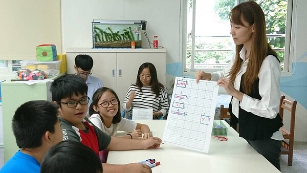 濂洞國小教師劉意婕(右)深耕混齡教學,創造不一樣的課堂風景。圖/新北市教育局提供
