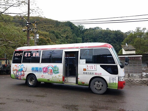 桃園復興區免費巴士自8月17日起將轉為幸福巴士,以中型巴士及9人座客車提供聯外交通服務。圖/桃園市政府交通局提供