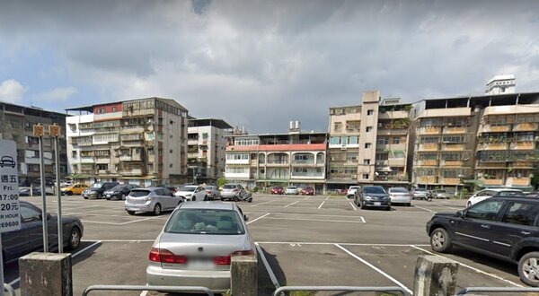 國家住都中心推動的東湖社宅，基地現況為停車場。圖片翻攝Google地圖