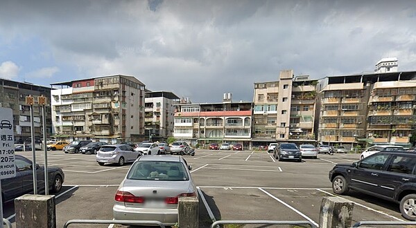 國家住都中心推動的東湖社宅,基地現況為停車場。圖片翻攝Google地圖