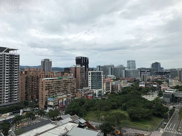 仲量聯行發布最新市場研究報告指出,後疫情時代,人們可能將辨公室轉移至離市區較近的郊區或是二三線城市。圖為台北市南港區,好房網News記者李彥穎攝