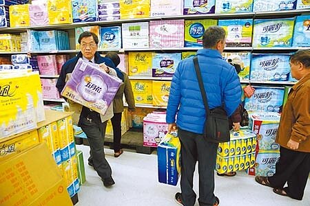 目前核准有效的衛生紙碳標籤產品只有二款,蒲公英環保抽取式衛生紙及春風抽取式衛生紙。圖/本報資料照片