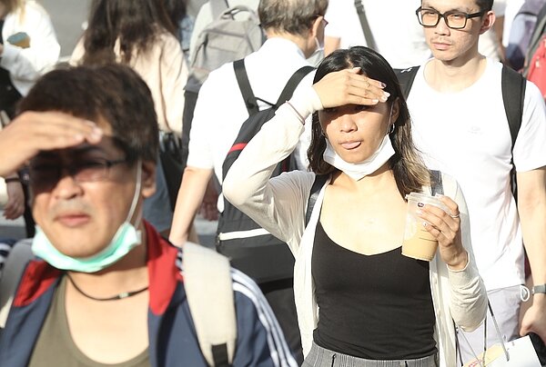 中央氣象局表示,明天天氣晴朗炎熱。 圖/聯合報系資料照片