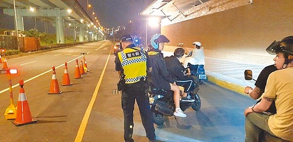 新北市政府訂7、8月為機車安全月,加強取締機車低頭族。(新北市交通警察大隊提供/王揚傑新北傳真)