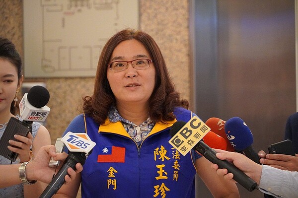 金門立委陳玉珍表示,由於財政部與金門縣政府對地區實際營業之專營菸酒批發零售業者認定標準不一引發疑義,她特別找相關單位研商。圖/陳玉珍辦公室提供