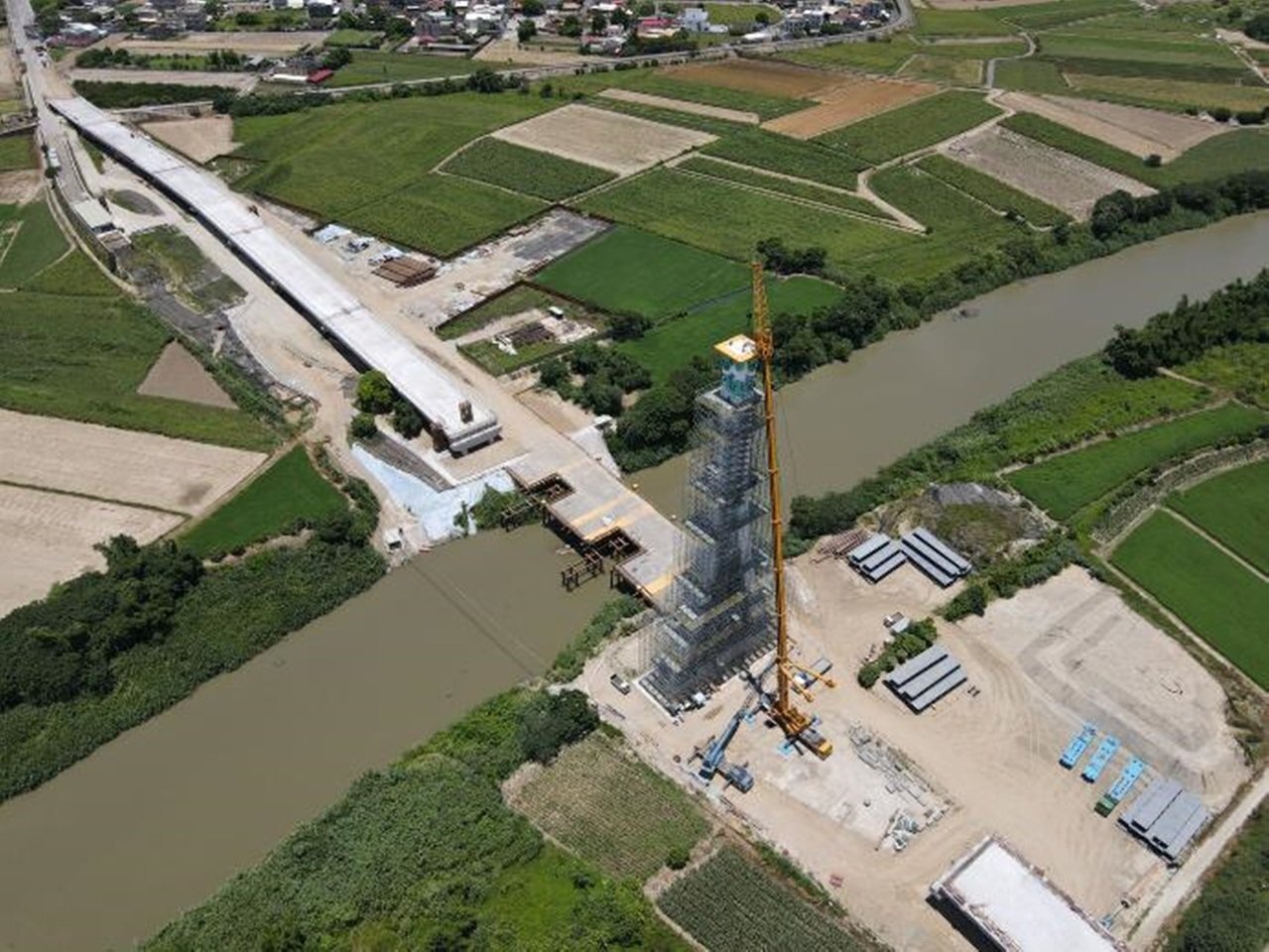 嘉義縣首座景觀斜張橋蒜頭大橋改建工程，配合故宮南院意象，橋塔設計採用故宮人氣國寶青花瓷瓶口線條，橋塔最近完工相當20層樓，成為嘉縣最高地景新地標。圖／嘉義縣政府提供