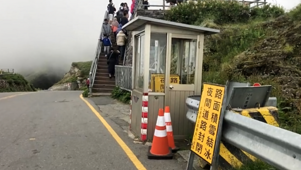 合歡山武嶺亭旁崗哨站因玻璃被打破,還被丟了不少垃圾,成了超大型垃圾桶。圖/民眾提供