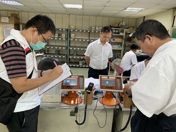 新冠肺炎疫情再度升溫後,新北市稽查人員平均每周1次的站上防疫稽查,增加為2次。圖/交通局提供