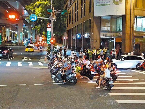 台北市交通局長陳學台12日召開記者會說明,鄭州路和塔城街口8月起強制兩段式左轉,將試行觀察3個月,以勸導為主先不開罰。圖/截自台灣機車路權促進會