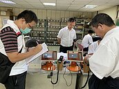 不戴口罩搭公車　新北警帶走5人