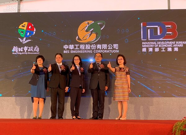 土城AI智慧園區在8月13日上午正式動土,中工董事長朱蕙蘭(中)親自參加典禮。照片中華工程提供