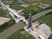 嘉縣蒜頭大橋青花瓷設計　塔高20樓