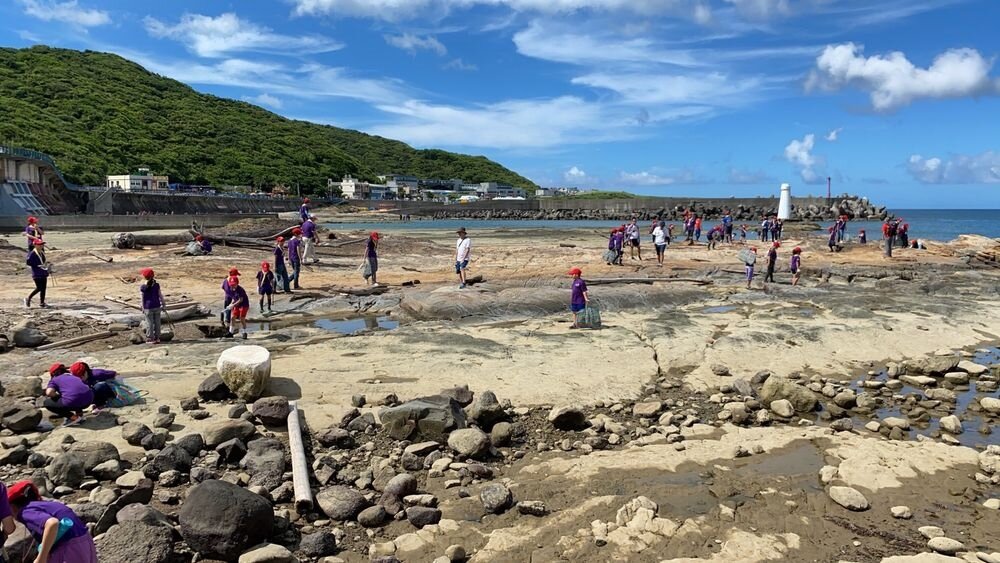 民眾響應環保於深澳海灘進行淨灘活動。圖/新北市觀光旅遊局提供