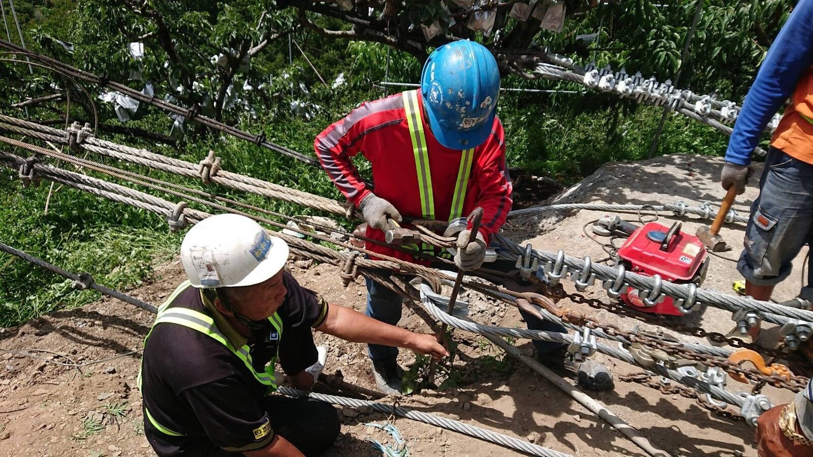 施工人員重新拉固各條主索。圖／台中市建設局提供