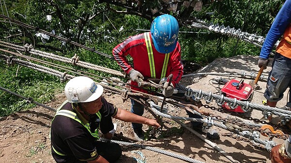 施工人員重新拉固各條主索。圖／台中市建設局提供