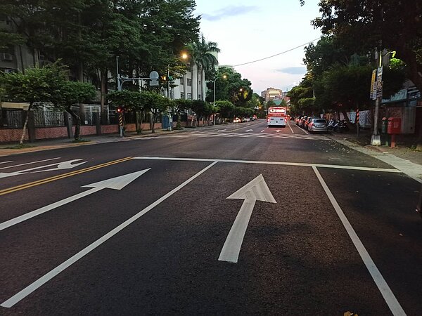 公園路進行路面更新,不只更好走,也提升了路面承載力。圖/台北市政府提供