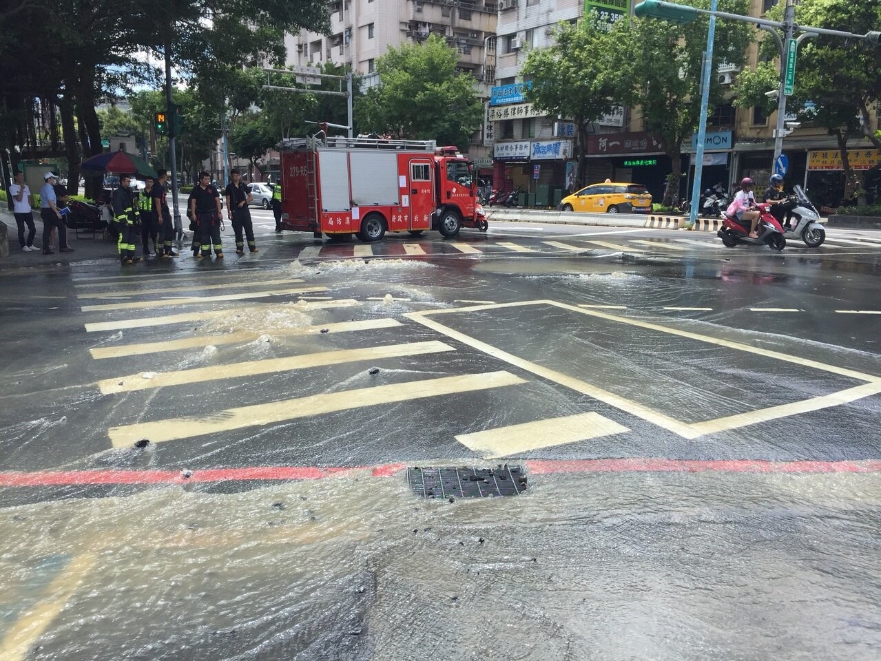 新北市土城區金城路與青雲路交叉口的地下自來水管13日上午10時許突然破裂,路面漫出大量自來水。記者吳亮賢/翻攝