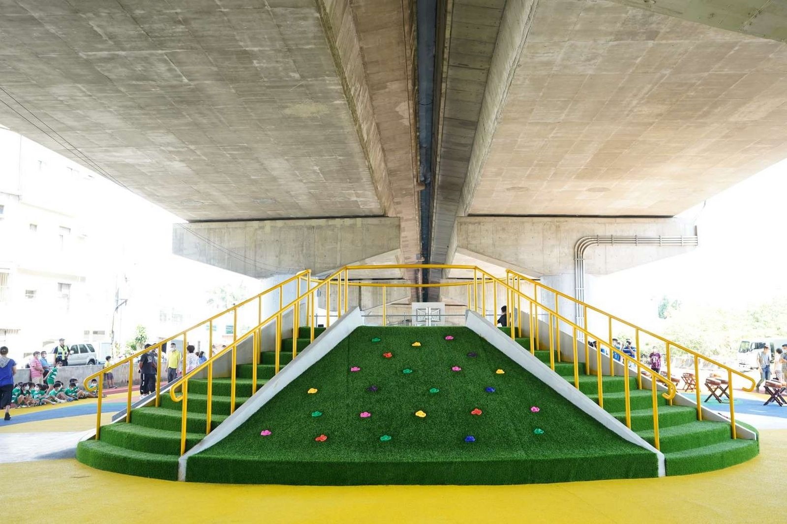 新竹市政府在香山陸橋下打造成全齡休憩區。圖／新竹市工務局提供