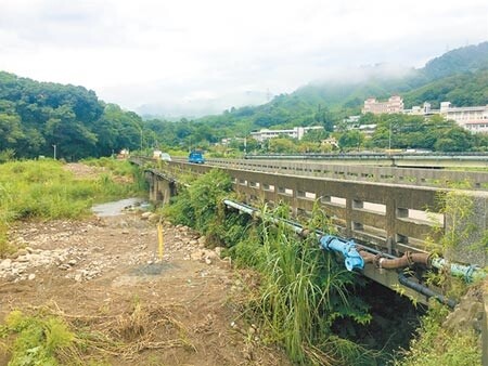 大湖二橋鄰近大湖農工，學生與車爭道險象環生，且下方溪水長期沖刷，導致橋墩裸露嚴重，已列為鄉內危險橋梁，預計年底前拆除重建。（巫靜婷攝）