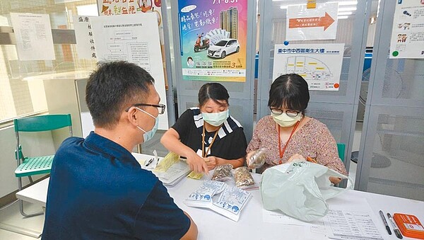 台中市盛唐及九褔中醫診所中藥粉鉛中毒案,截至13日止,受害多達21人,市府將協助受害民眾提團體訴訟、求償。(台中市衛生局提供/張妍溱台中傳真)