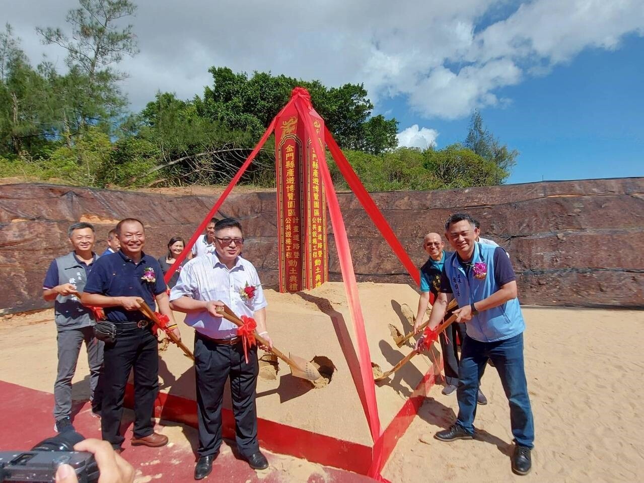 金門產遊博覽園區昨天由金門縣長楊鎮浯（右一）等人主持動土儀式。記者蔡家蓁／攝影